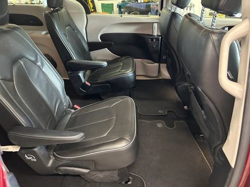 Used 2020 Chrysler Pacifica Limited FWD image 30