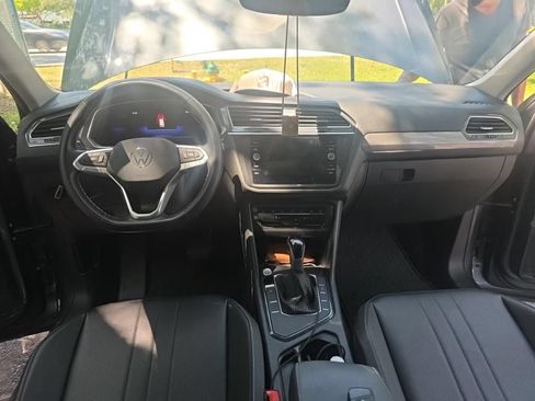 Used 2023 Volkswagen Tiguan SE w/ Panoramic Sunroof Package FWD image 4