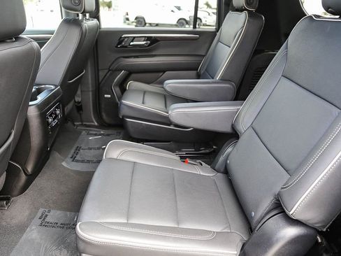 Used 2025 Chevrolet Suburban Premier image 19