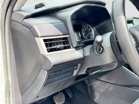 Used 2025 Mitsubishi Outlander SE image 10