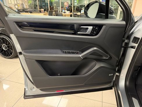 Used 2020 Porsche Cayenne image 9