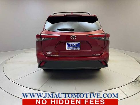 Used 2021 Toyota Highlander XLE AWD/4WD image 4