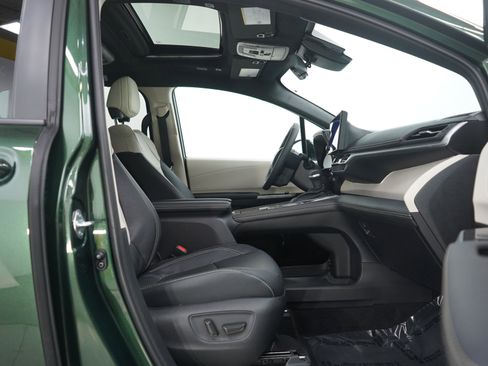 Used 2025 Toyota Sienna Platinum image 10