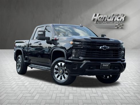 Used 2024 Chevrolet Silverado 2500 Custom w/ Custom Value Package AWD/4WD image 2