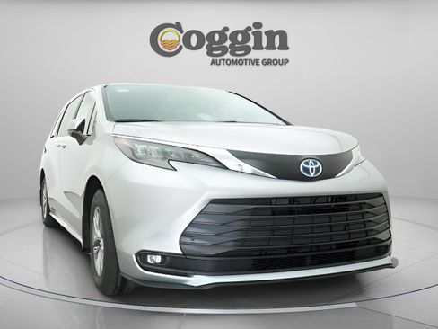 Used 2025 Toyota Sienna XLE image 28