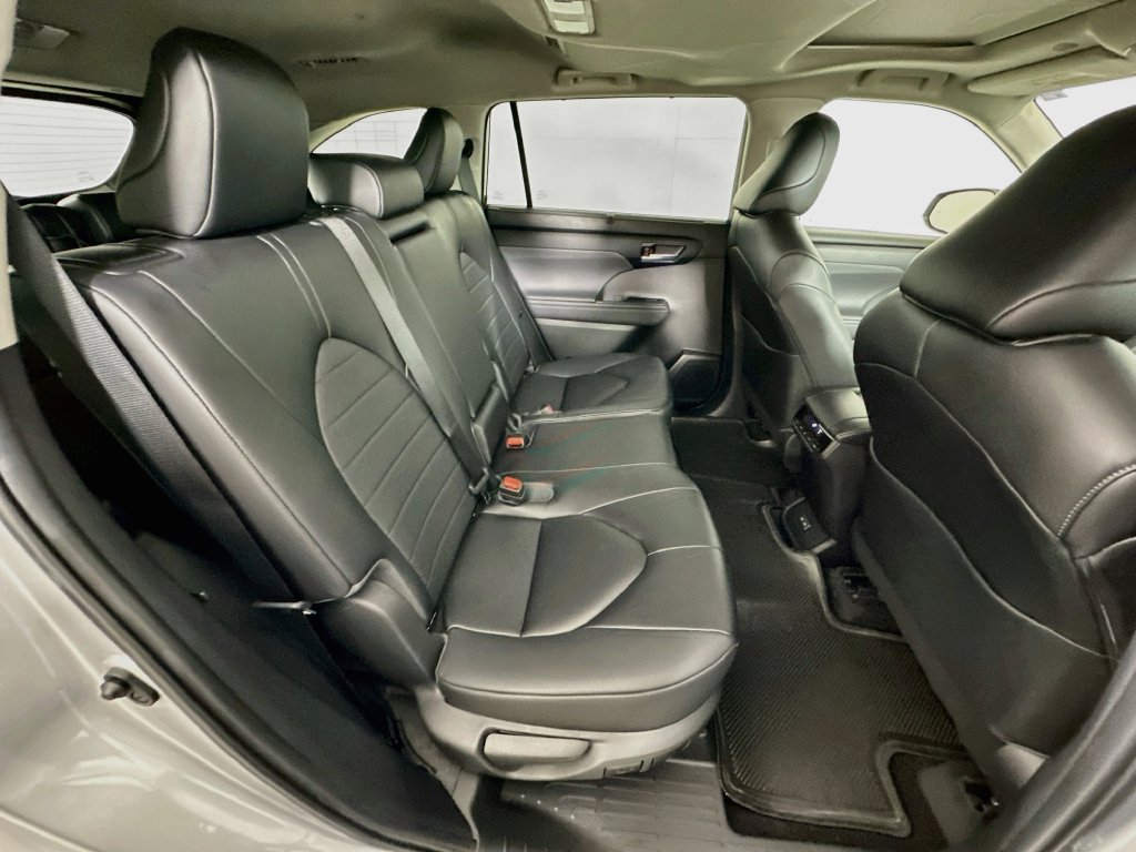 Used 2023 Toyota Highlander XLE FWD image 27