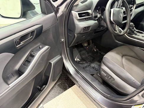 Used 2024 Toyota Highlander LE image 27