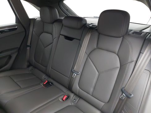 Used 2025 Porsche Macan image 16