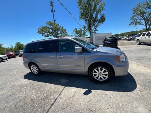 Used 2014 Chrysler Town & Country Touring FWD image 21