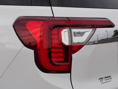 Used 2023 GMC Acadia SLT w/ Preferred Package image 17