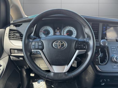 Used 2015 Toyota Sienna SE FWD image 16