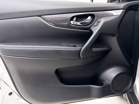 Used 2017 Nissan Rogue S image 24