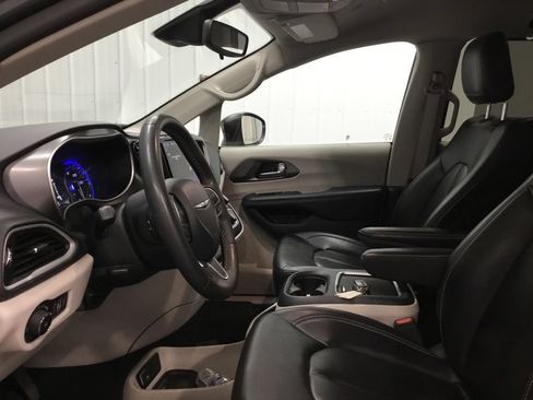 Used 2023 Chrysler Pacifica Touring-L FWD image 5