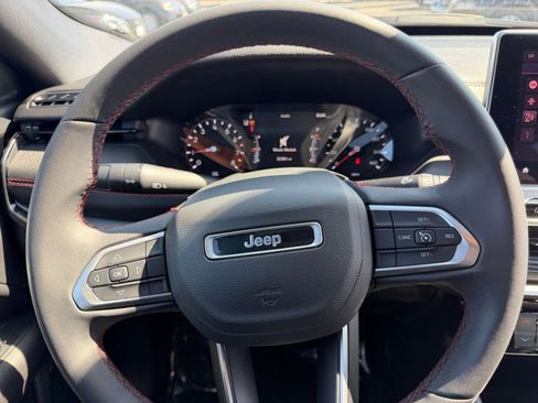 Used 2025 Jeep Compass Trailhawk image 27