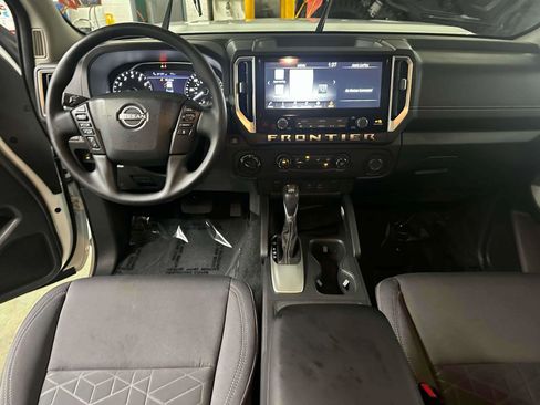 Used 2025 Nissan Frontier SV image 12