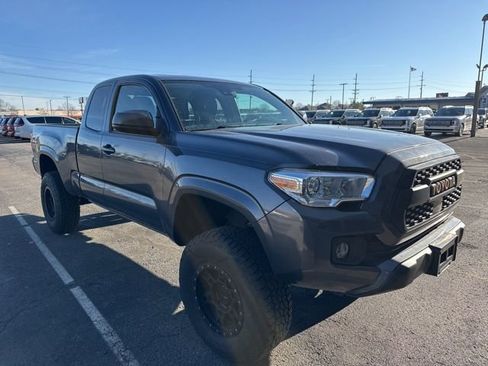 Used 2020 Toyota Tacoma SR w/ SR Convenience Package image 3