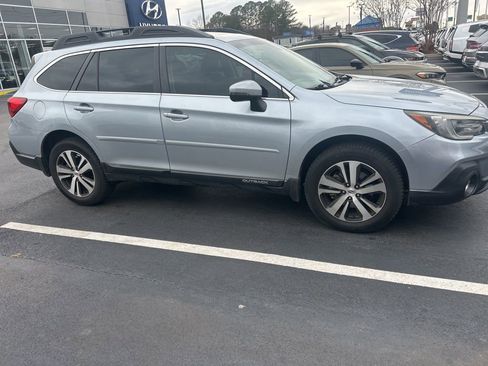 Used 2018 Subaru Outback 2.5i Limited image 2