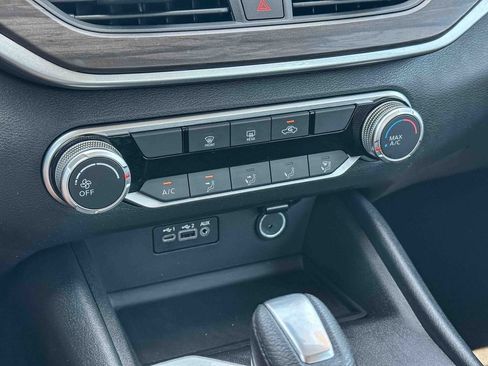 Used 2025 Nissan Altima 2.5 SV FWD image 32