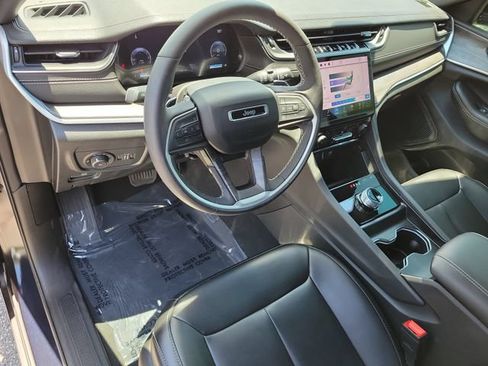 Used 2024 Jeep Grand Cherokee Limited w/ Black Appearance Package RWD image 15