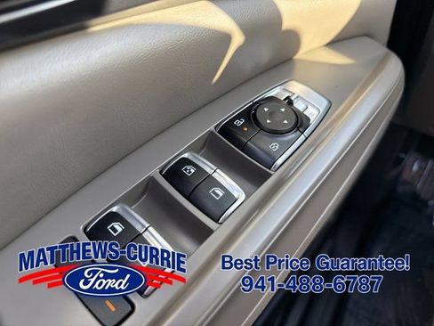 Used 2025 Kia Carnival FWD image 24