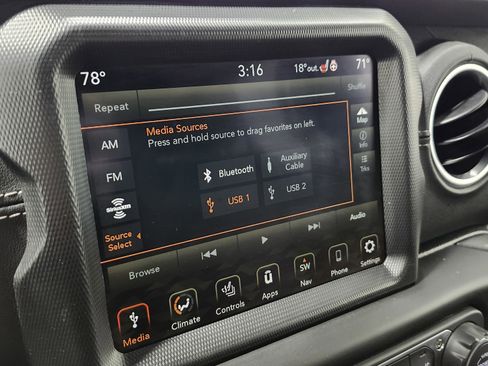 Used 2022 Jeep Wrangler Unlimited Sahara w/ Cold Weather Group AWD/4WD image 4