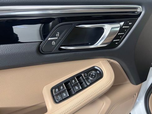 Certified 2025 Porsche Macan AWD/4WD image 27