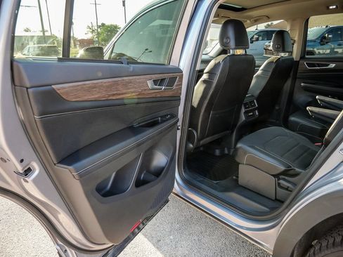 Used 2024 Volkswagen Atlas SEL AWD/4WD image 30
