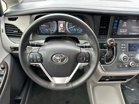 Used 2017 Toyota Sienna XLE image 14