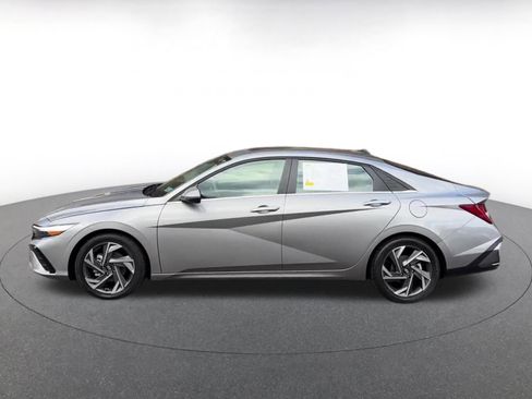Used 2025 Hyundai Elantra Limited image 9