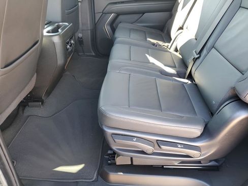 Used 2025 Chevrolet Suburban Z71 image 20