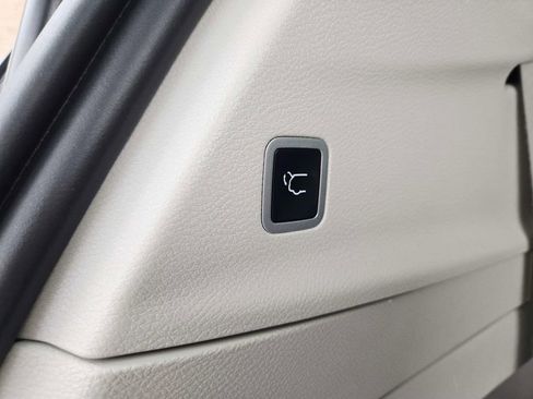 Used 2024 Chrysler Pacifica Touring-L image 16