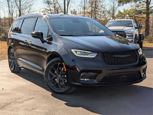 New 2026 Chrysler Pacifica Select image 2