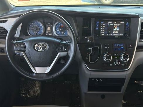 Used 2017 Toyota Sienna XLE FWD image 17