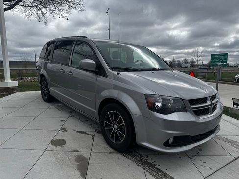 Used 2017 Dodge Grand Caravan GT image 2