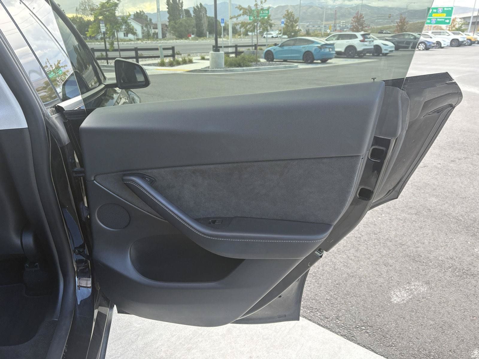 Used 2024 Tesla Model Y Long Range AWD/4WD image 19