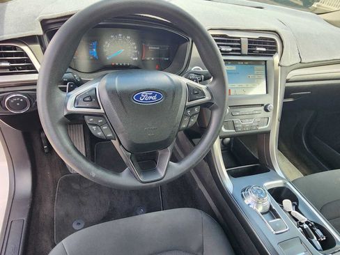 Used 2018 Ford Fusion SE w/ Fusion SE Technology Package FWD image 2