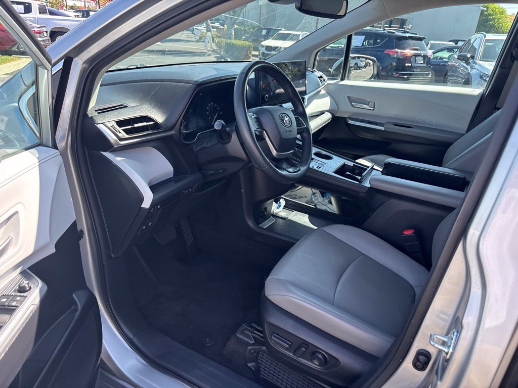 Used 2025 Toyota Sienna XLE FWD image 16