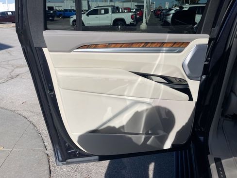 Used 2025 Cadillac Escalade ESV Sport Platinum image 22