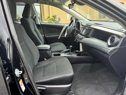 Used 2018 Toyota RAV4 LE w/ Carpet Mat Package FWD image 20