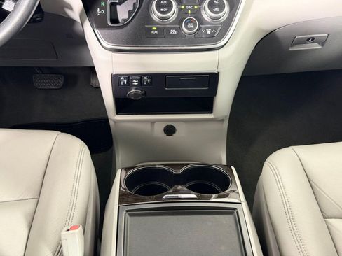 Used 2019 Toyota Sienna XLE FWD image 25