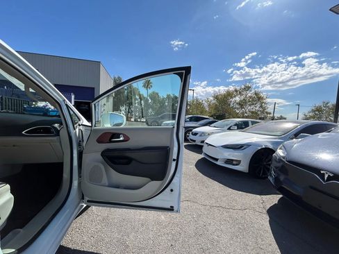 Used 2019 Chrysler Pacifica Limited image 11