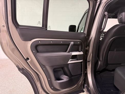 Used 2022 Land Rover Defender 110 S image 39