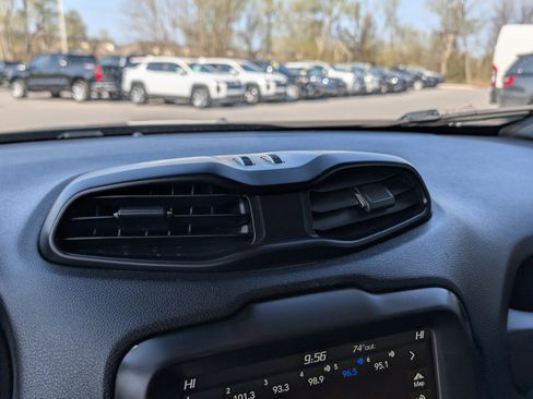 Used 2022 Jeep Renegade Latitude AWD/4WD image 25