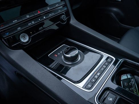 Used 2018 Jaguar F-PACE Premium image 13