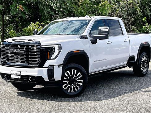 Used 2025 GMC Sierra 2500 Denali Ultimate AWD/4WD image 3