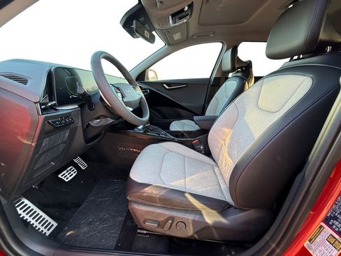 New 2025 Kia Niro SX Touring image 9