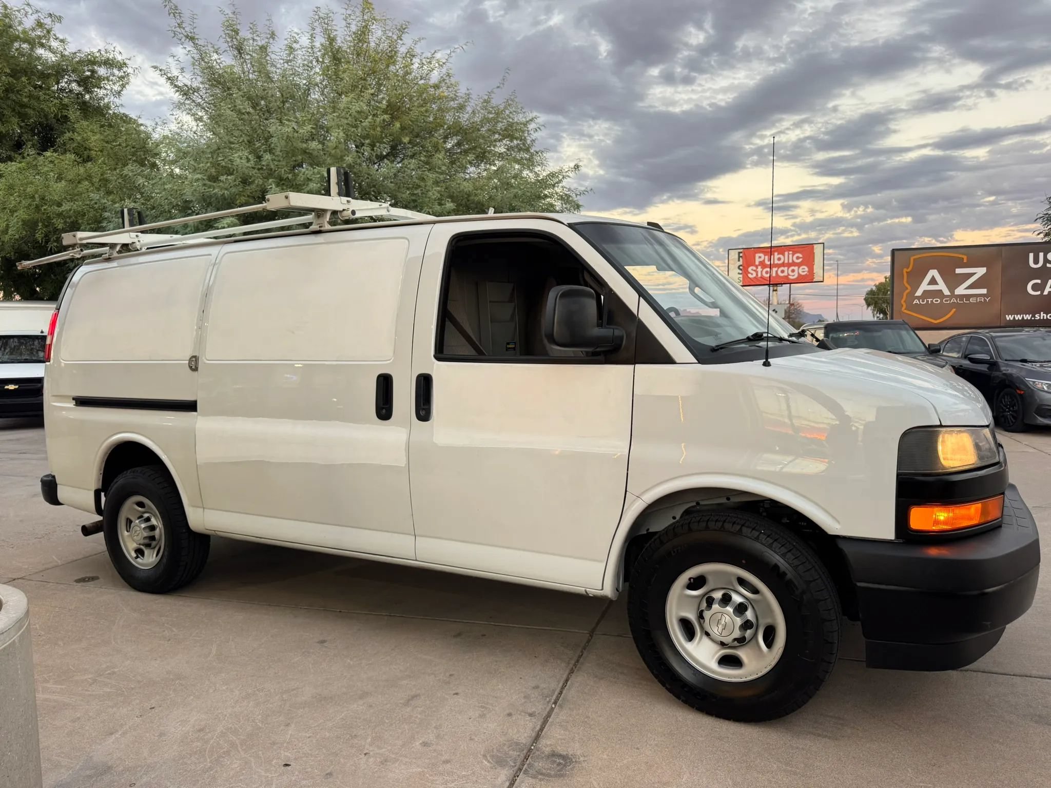 Used 2018 Chevrolet Express 2500 w/ Driver Convenience Package RWD image 4