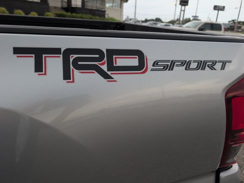 Used 2018 Toyota Tacoma TRD Sport RWD image 4