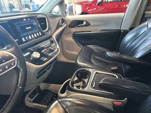 Used 2018 Chrysler Pacifica Touring-L Plus w/ Advanced Safetytec Group image 11