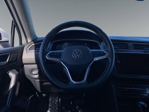 Used 2024 Volkswagen Tiguan SE image 12